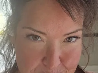 ClaudiaMidwestWife's Thumb Image